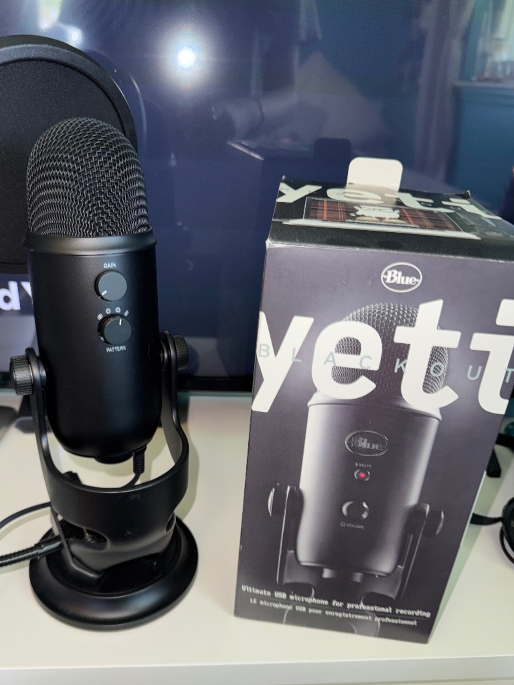 Logitech Creators Blue Yeti USB Microphone for PC and Mac